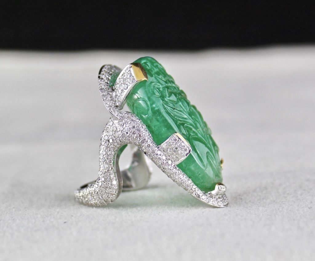 ESTATE NATURAL ZAMBIAN EMERALD CARVED DIAMOND 18K GOLD GEMSTONE STATEMENT RING