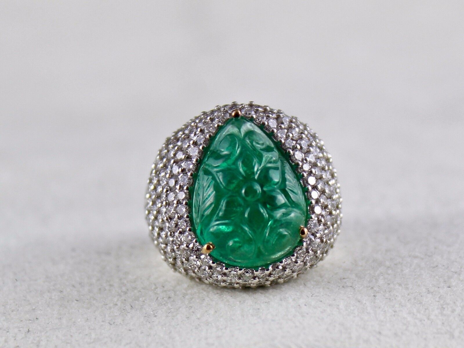 NATURAL ZAMBIAN EMERALD 10 CARATS PEAR CARVED WHITE DIAMOND LADIES 18K GOLD RING