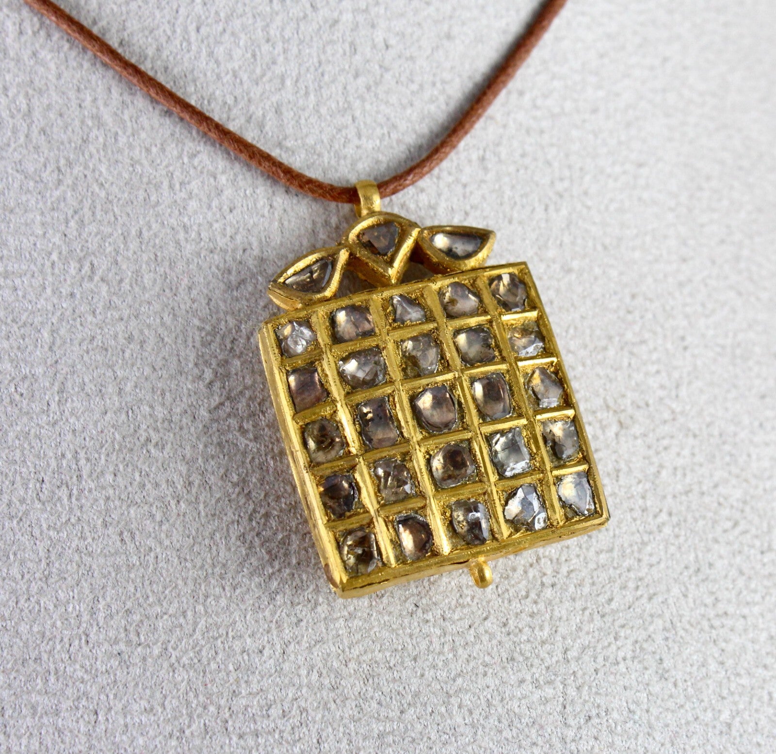 Certified Old Museum Jadau Natural Flat Diamond 10ct 22k Gold Carved Pendant