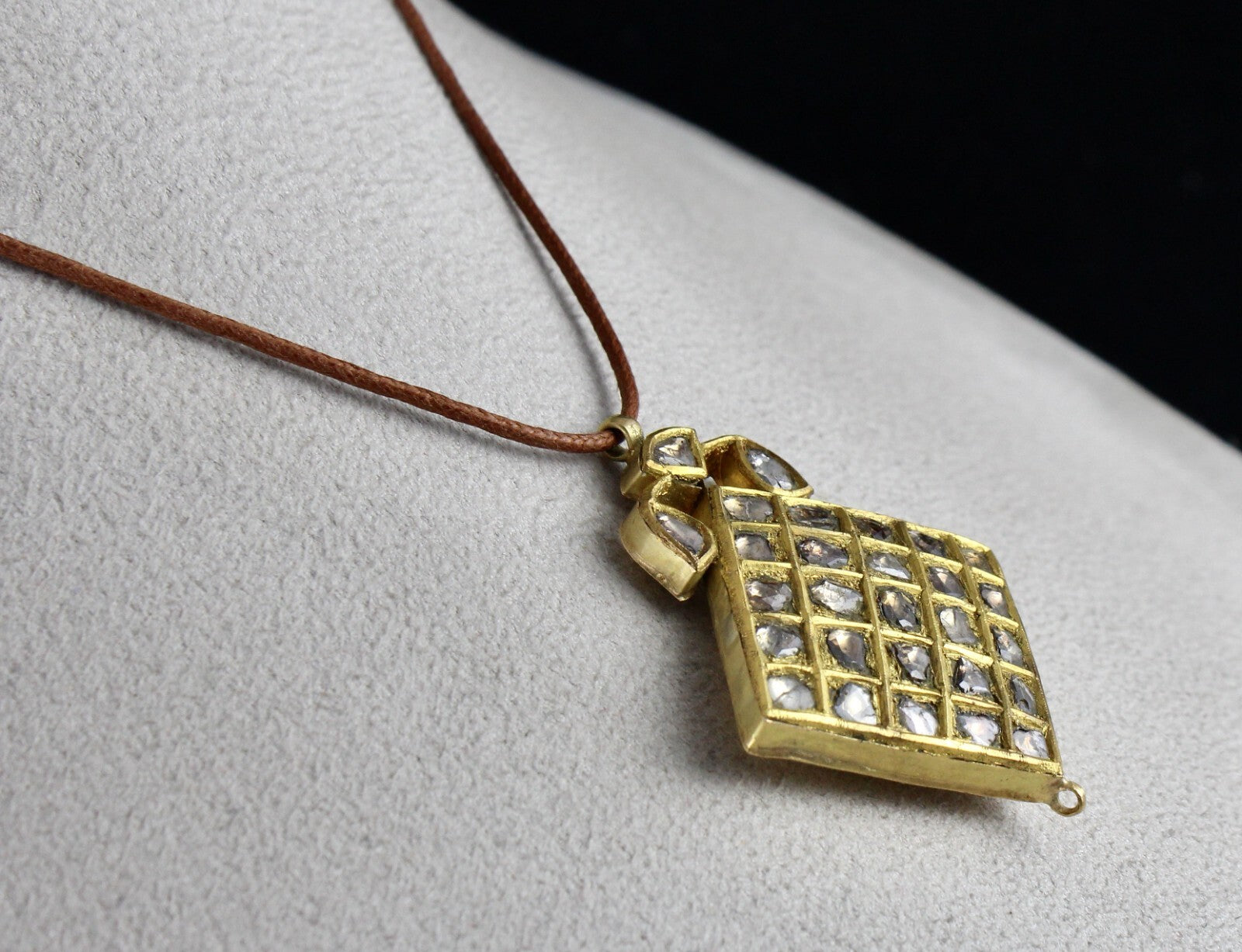 Certified Museum Old Jadau Natural Diamond 10ct 22k Gold Carved Pendant