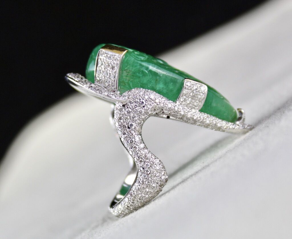 ESTATE NATURAL ZAMBIAN EMERALD CARVED DIAMOND 18K GOLD GEMSTONE STATEMENT RING