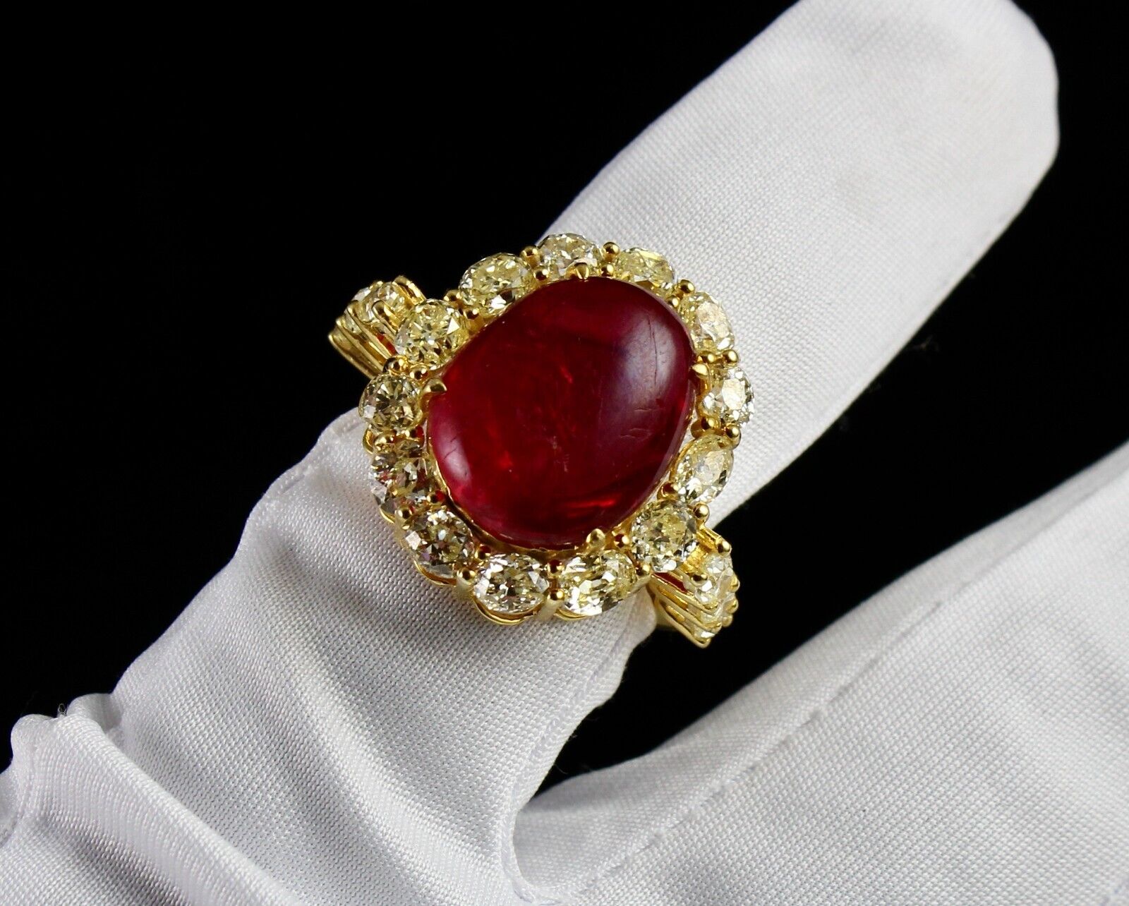 Natural Old Red Spinel Cabochon Mutual Yellow Diamond 18k Gold Vintage Ring