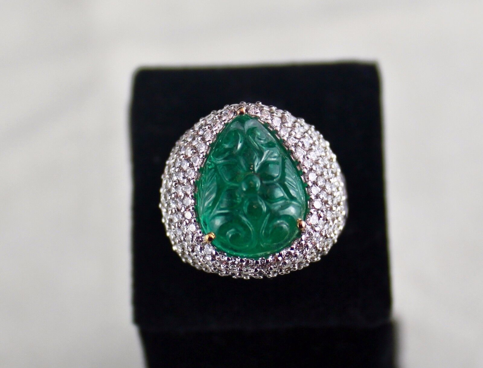 NATURAL ZAMBIAN EMERALD 10 CARATS PEAR CARVED WHITE DIAMOND LADIES 18K GOLD RING