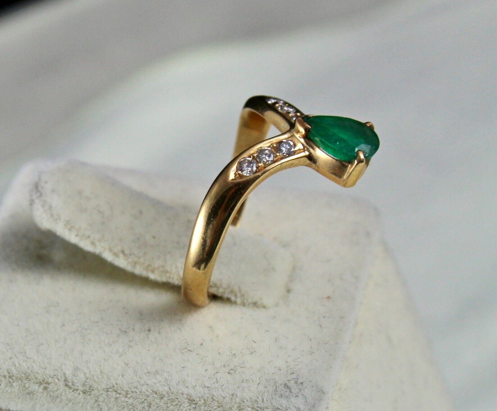 Vintage Natural Emerald Pear Cut Round Diamond 18K Yellow Gold Ladies Ring