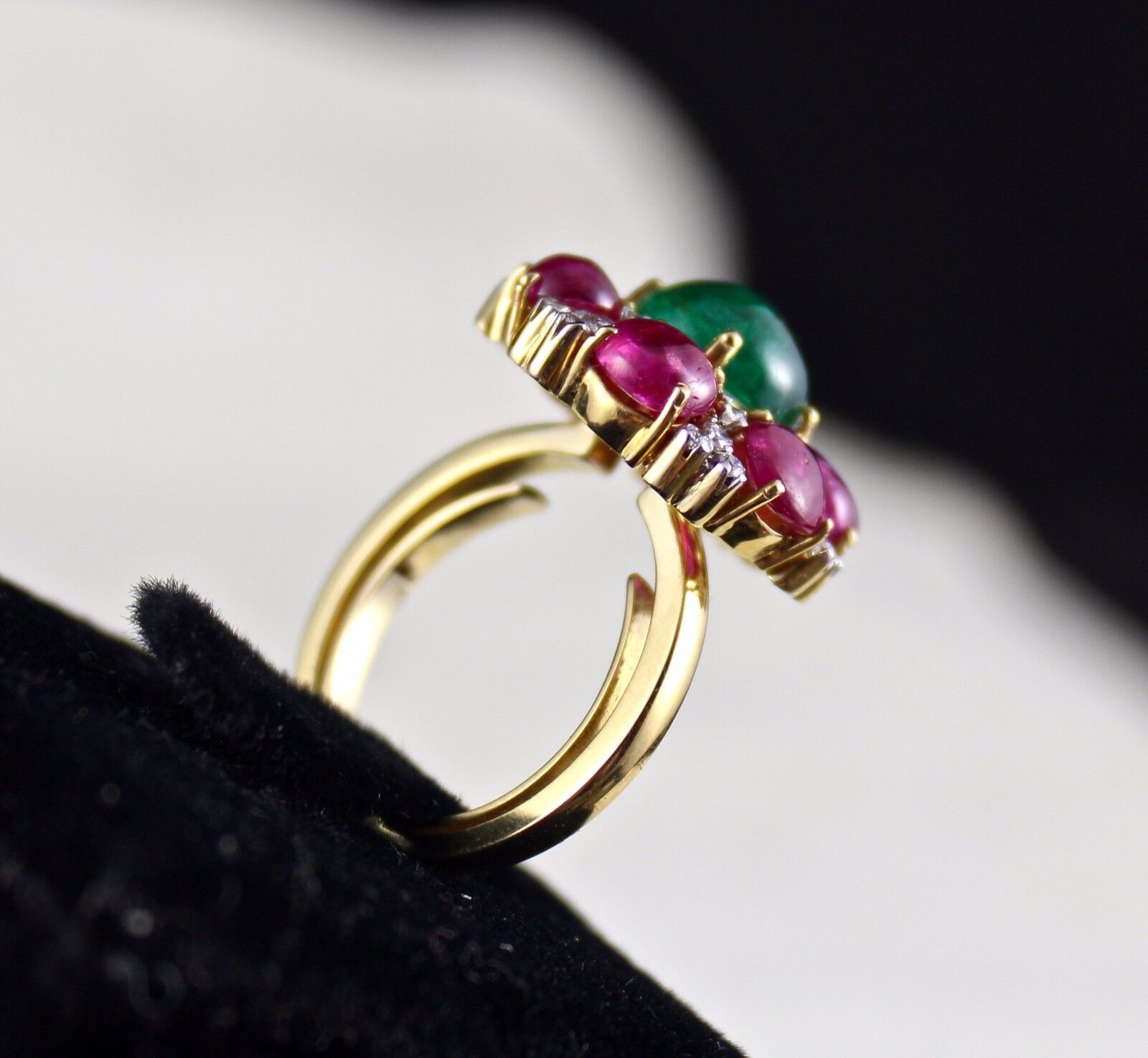 NATURAL ZAMBIAN EMERALD ROUND BURMA RUBY CABOCHON DIAMOND 18K GOLD LADIES RING