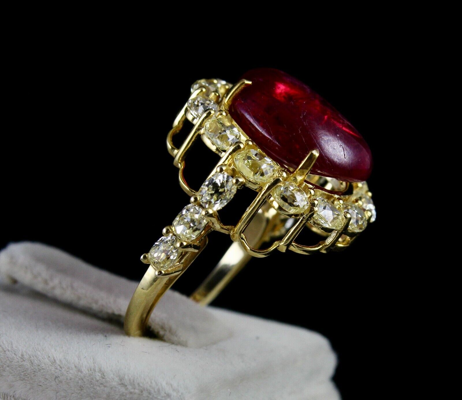 Natural Old Red Spinel Cabochon Mutual Yellow Diamond 18k Gold Vintage Ring