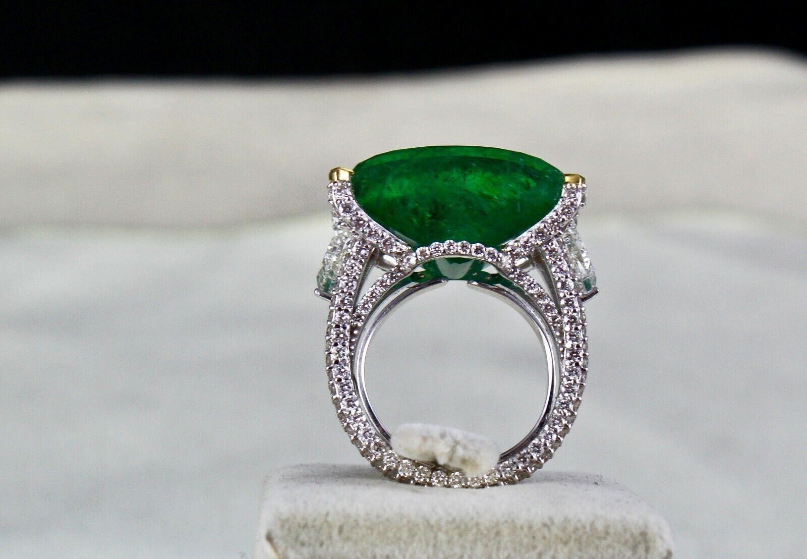 CLASSIC NATURAL 23 CARATS ZAMBIAN EMERALD ROSE CUT DIAMOND 18K GOLD LADIES RING