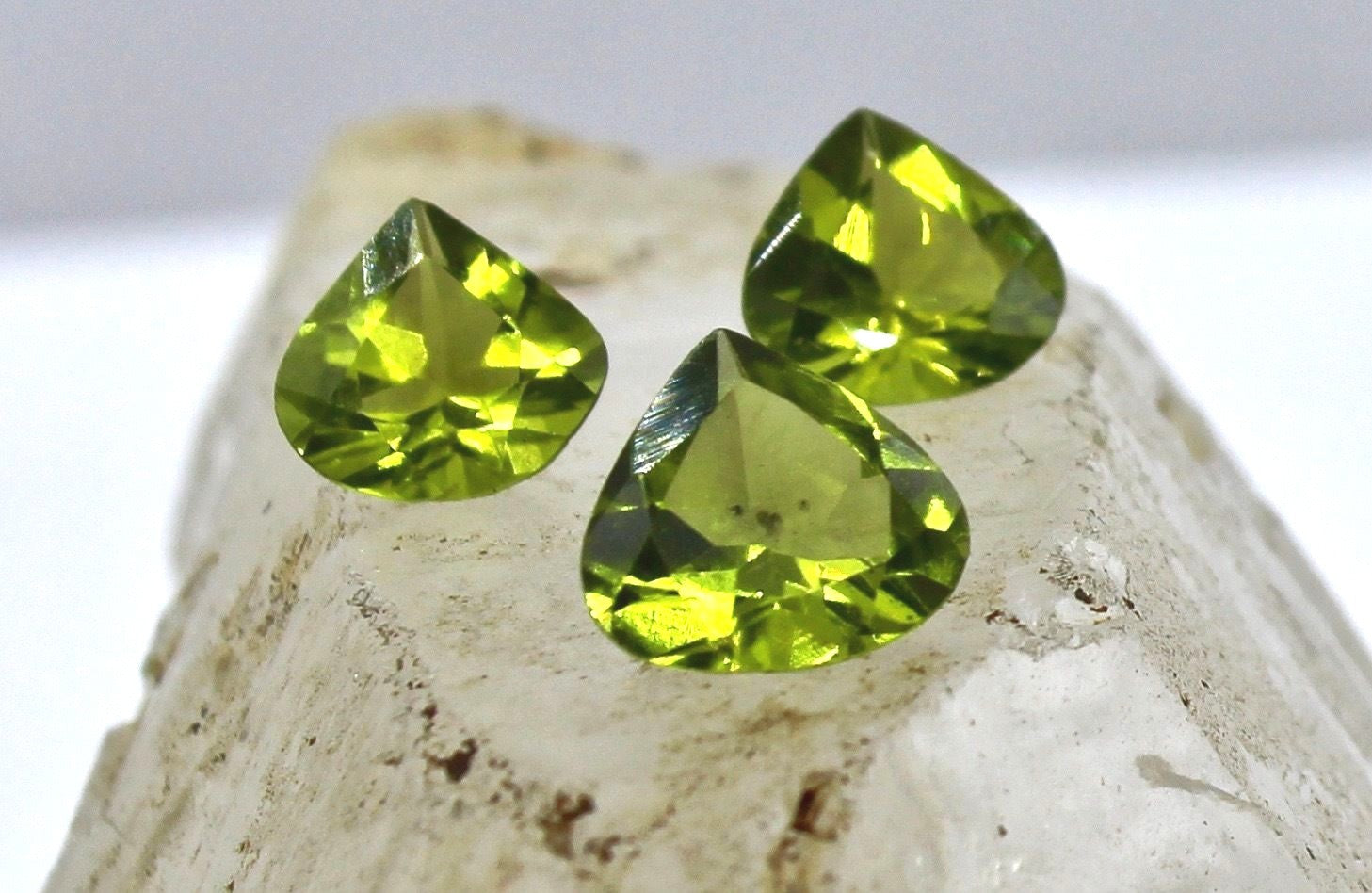 Natural Green Peridot Triangle Cut 25.45ct 14 Pcs Gemstone Set For Designing