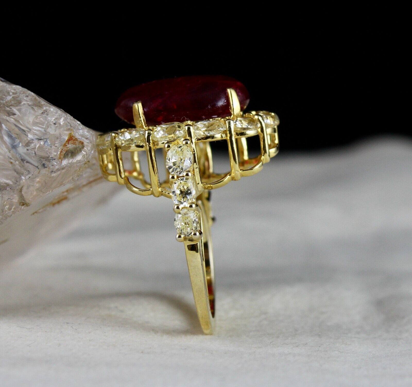 Natural Old Red Spinel Cabochon Mutual Yellow Diamond 18k Gold Vintage Ring