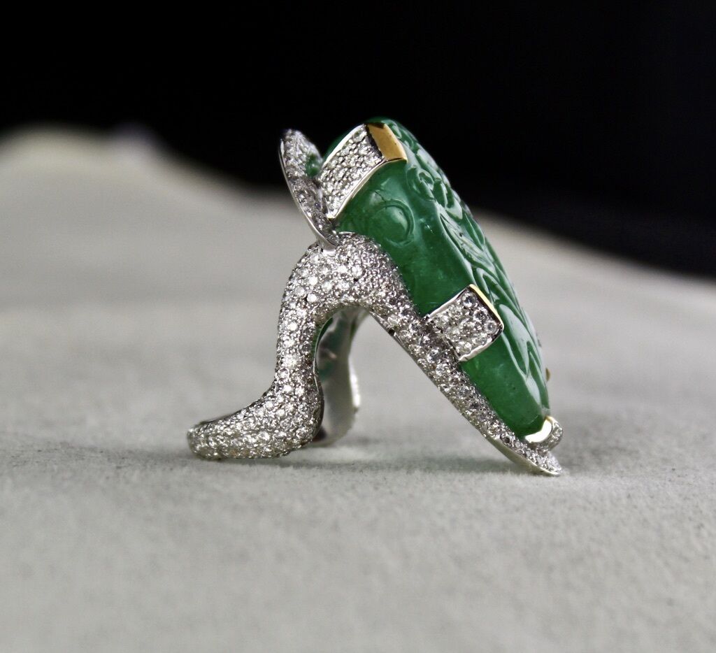 ESTATE NATURAL ZAMBIAN EMERALD CARVED DIAMOND 18K GOLD GEMSTONE STATEMENT RING