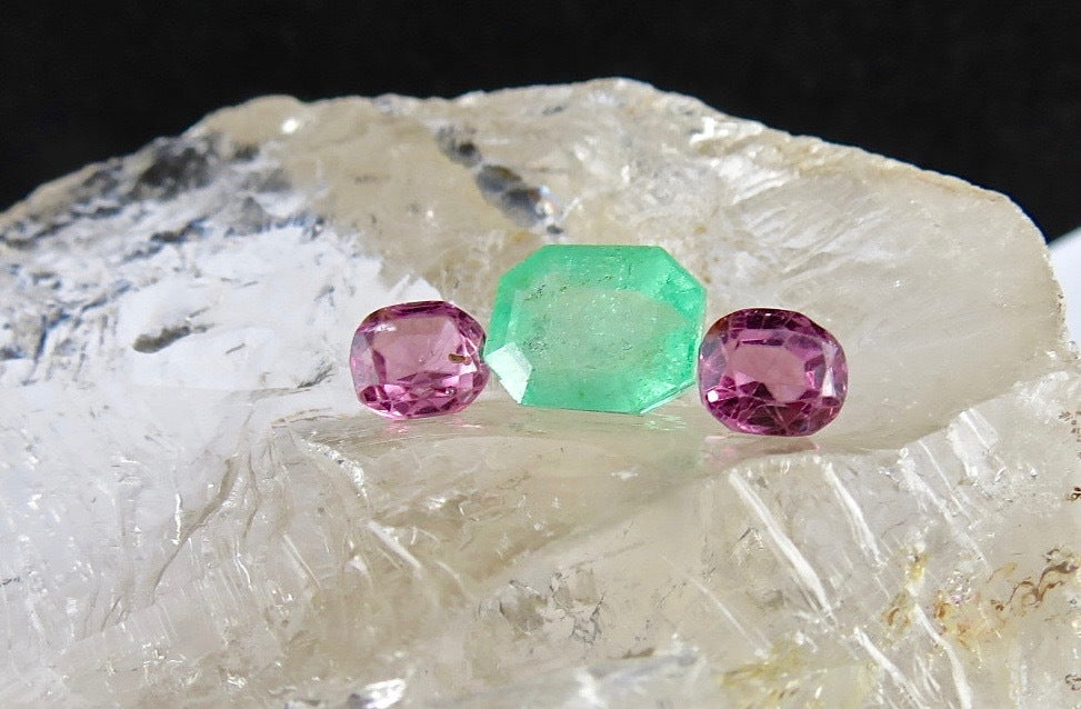 Certified Natural Red Spinel Colombian Emerald 6.30 Ct 3 Stone Ring Design