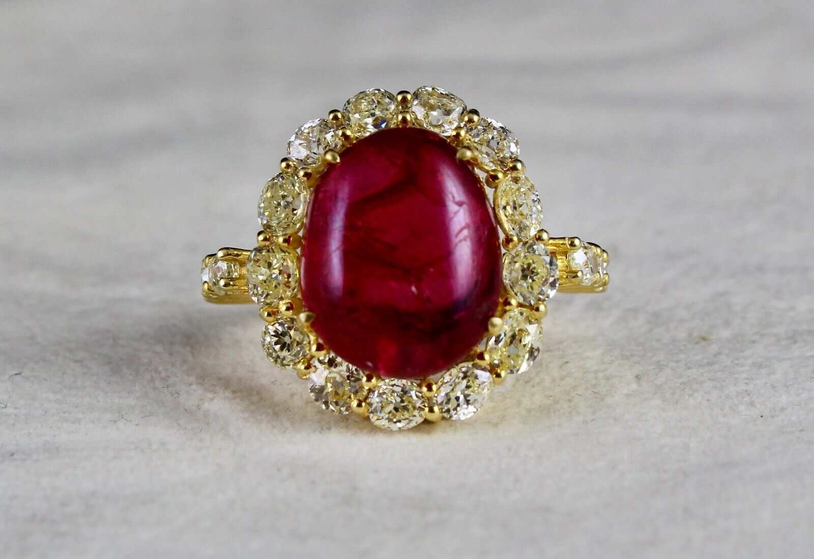 Natural Old Red Spinel Cabochon Mutual Yellow Diamond 18k Gold Vintage Ring