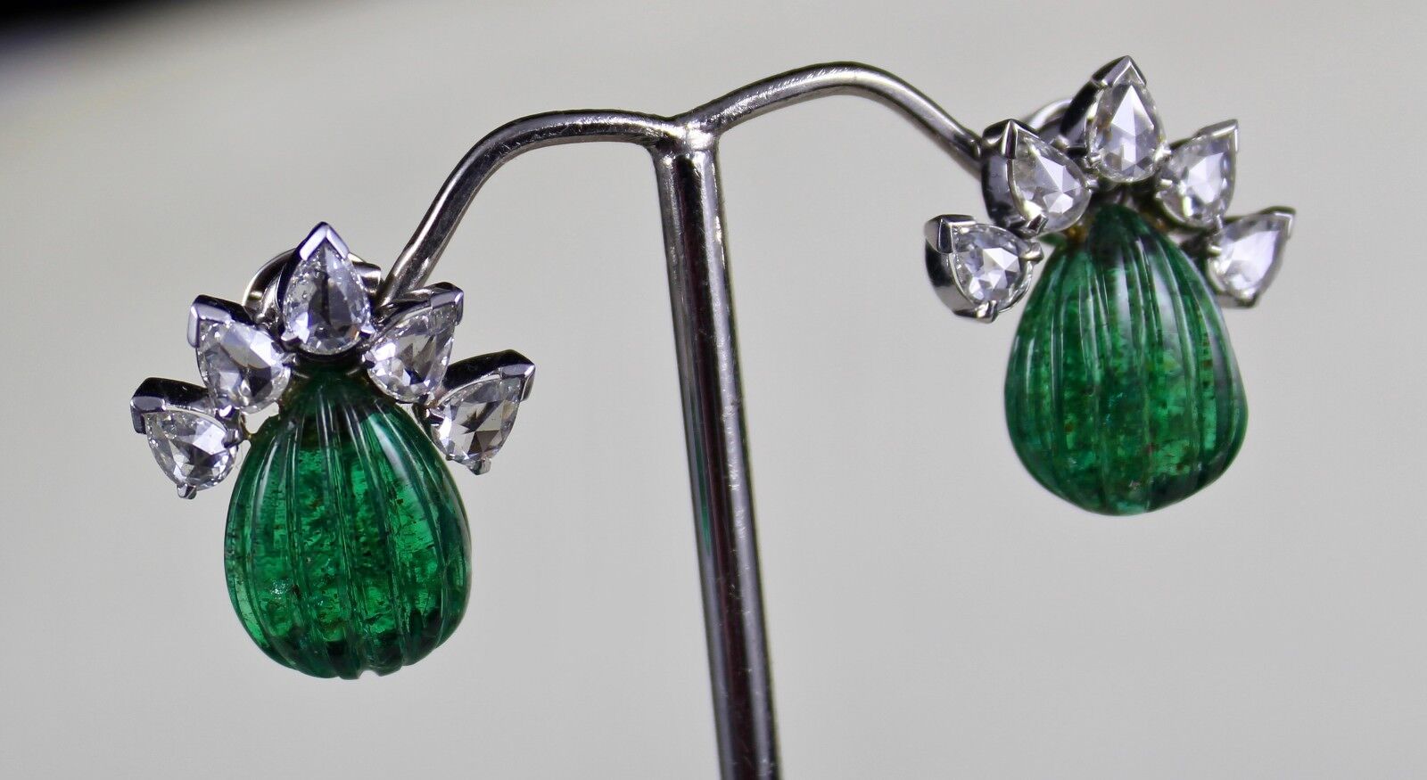 FINEST NATURAL EMERALD PEAR CARVED ROSE CUT DIAMOND 18K GOLD PENDANT EARRING SET