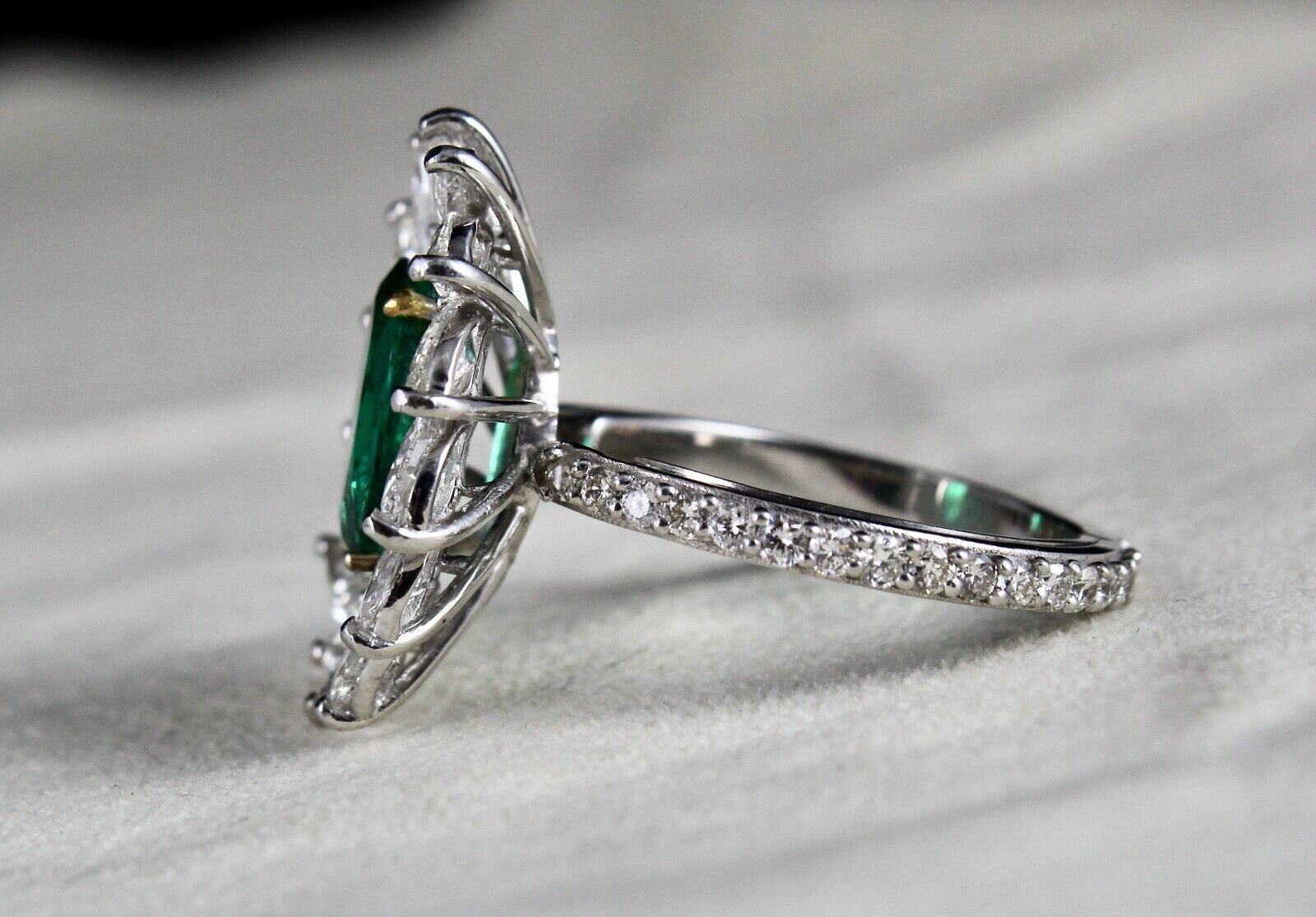 Top Natural Zambia Emerald Oval Marquise Diamond Cut 18K Gold Important Ring