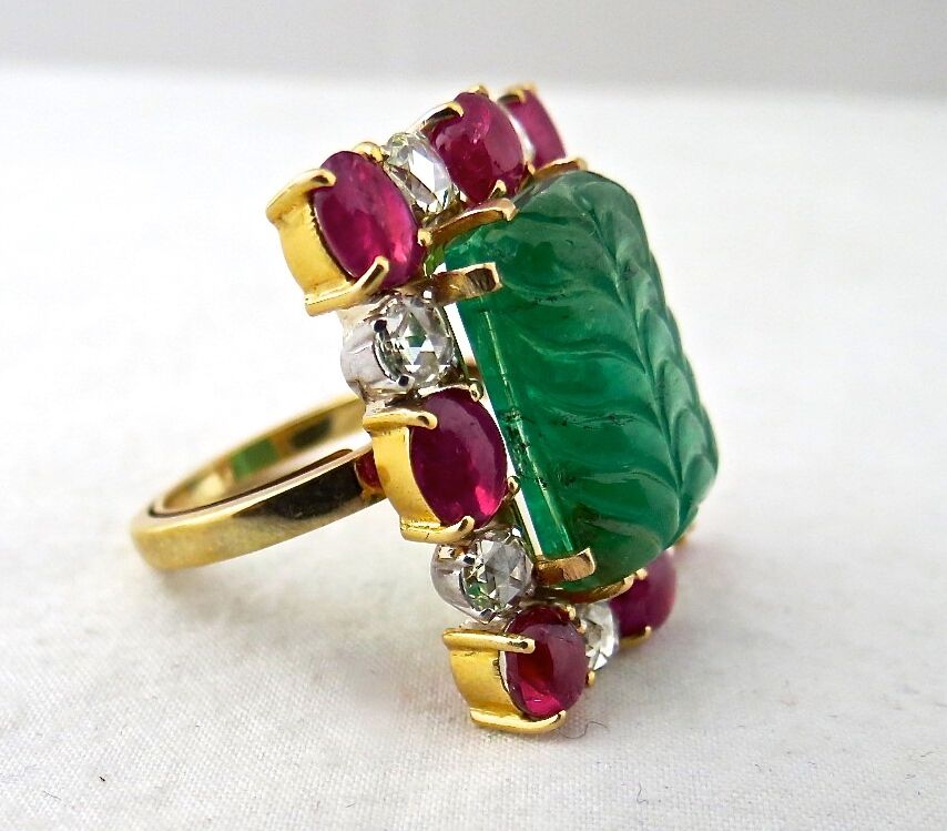 NATURAL ZAMBIAN EMERALD CARVED BURMA RUBY CABOCHON DIAMOND 18K GOLD CLASSIC RING
