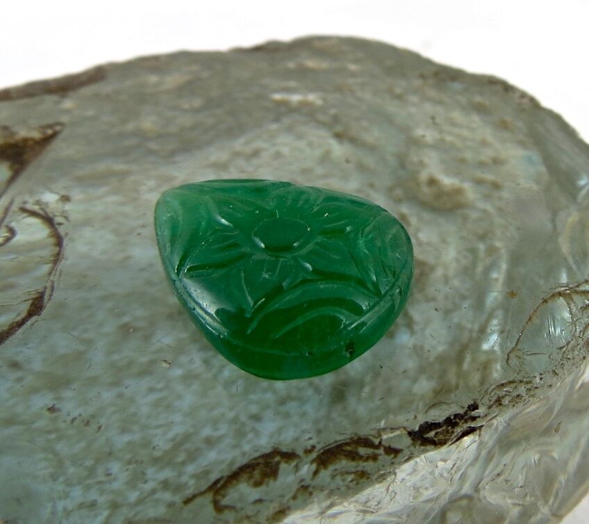 Natural Zambia Emerald Pear Carved 7.45 Ct Loose Gemstone For Ring Pendant