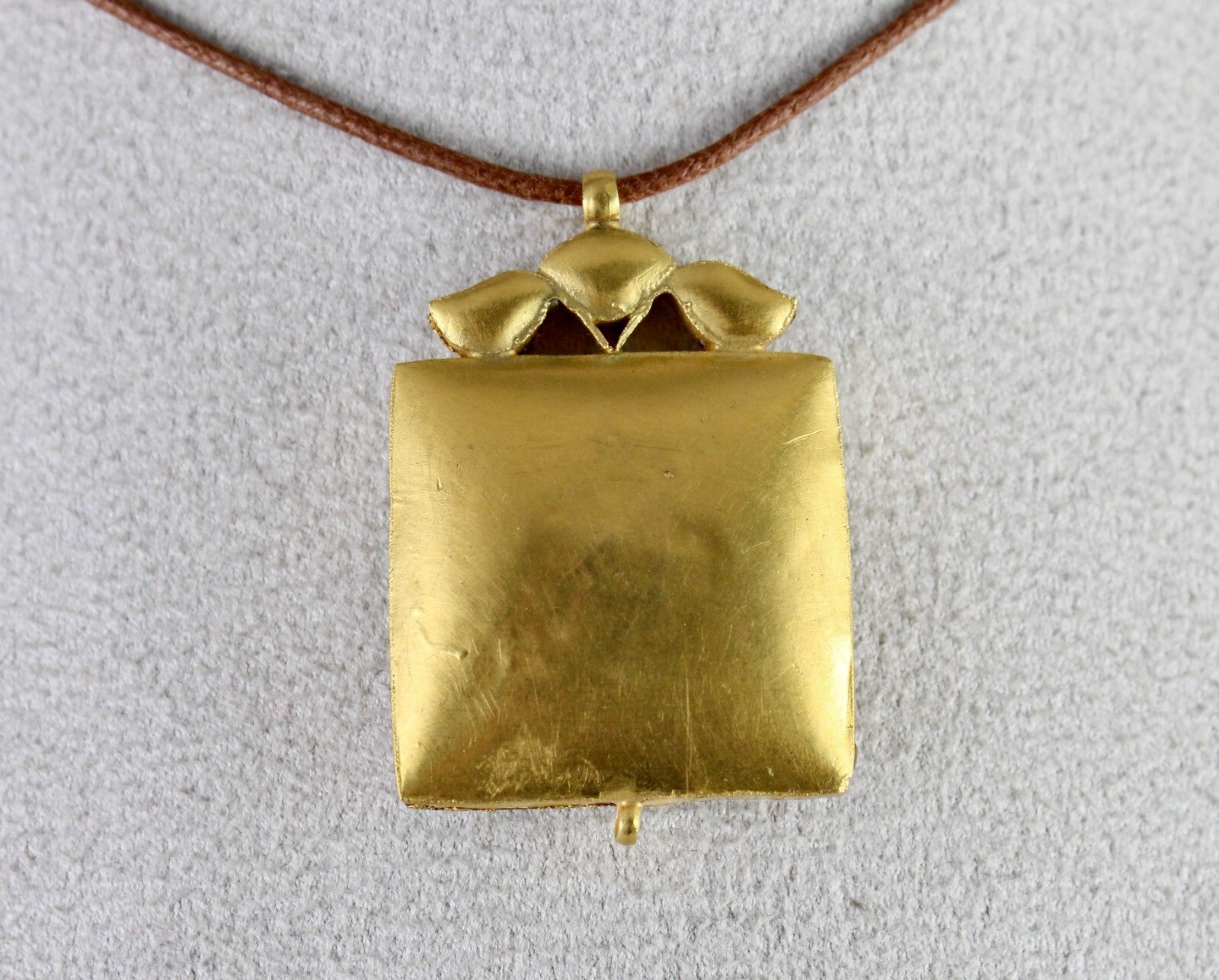 Certified Old Museum Jadau Natural Flat Diamond 10ct 22k Gold Carved Pendant