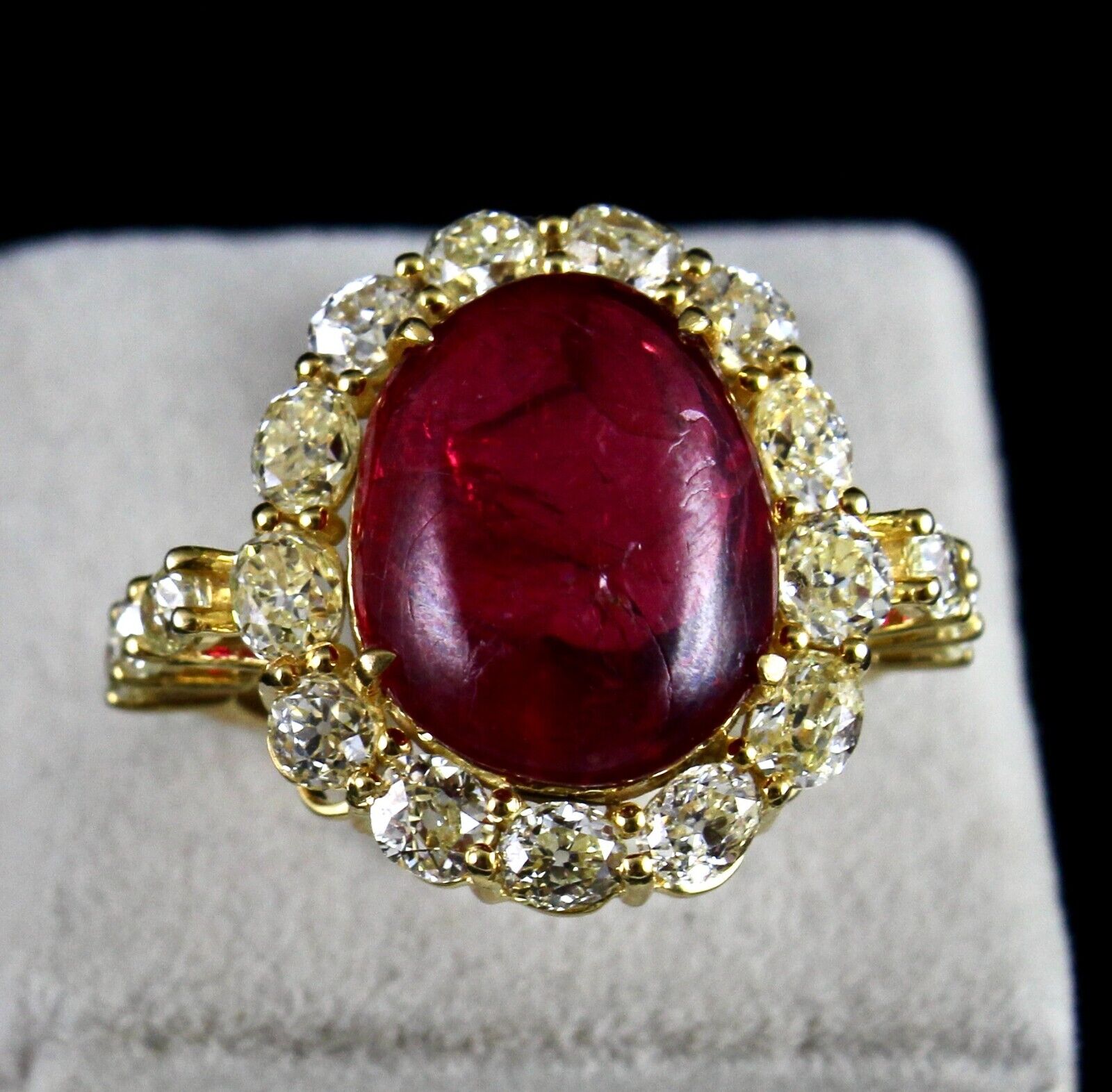 Natural Old Red Spinel Cabochon Mutual Yellow Diamond 18k Gold Vintage Ring