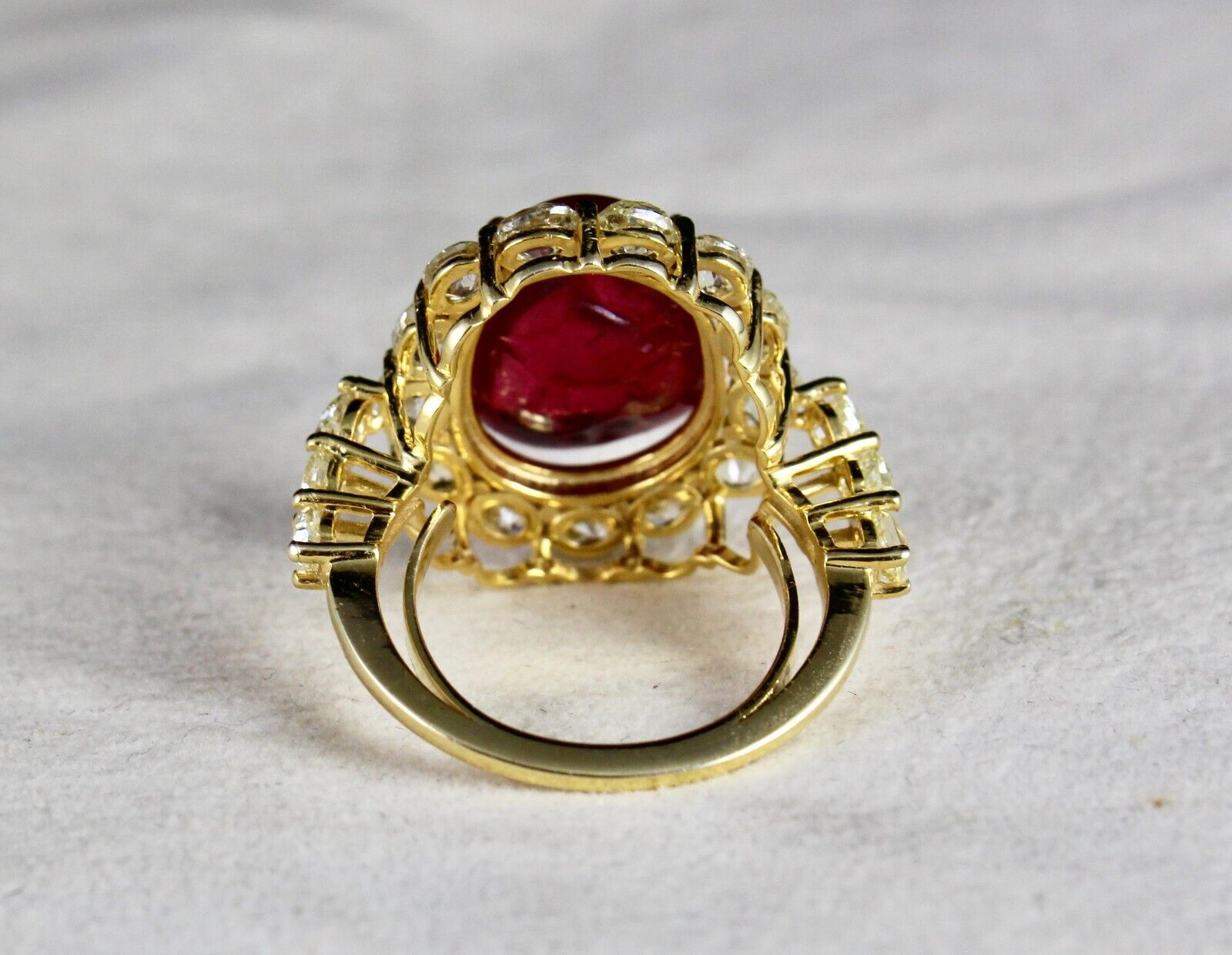 Natural Old Red Spinel Cabochon Mutual Yellow Diamond 18k Gold Vintage Ring