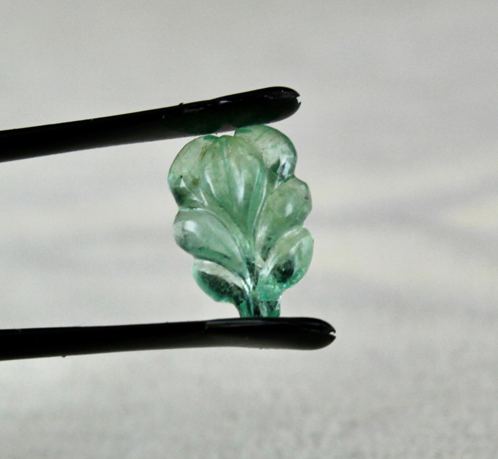Natural Colombian Emerald Leaf Carving 3.89ct Gemstone For Pendant Ring