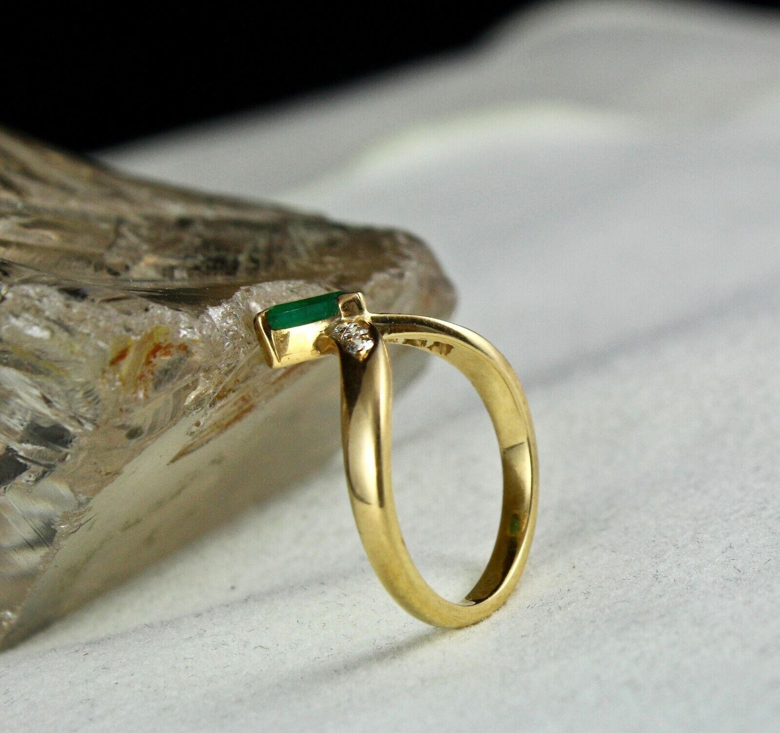 Vintage Natural Emerald Pear Cut Round Diamond 18K Yellow Gold Ladies Ring