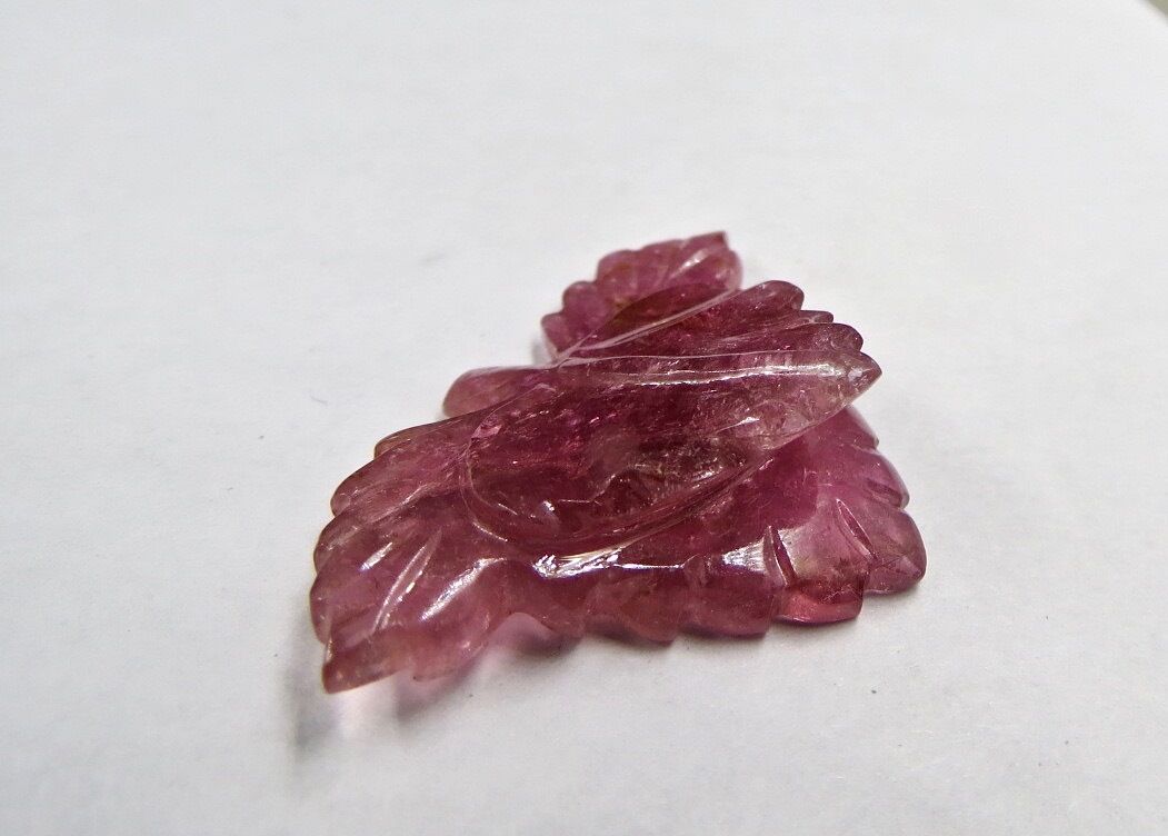 NATURAL PINK TOURMALINE CARVED LEAF 23.35 CARATS GEMSTONE PENDANT BROOCH DESIGN