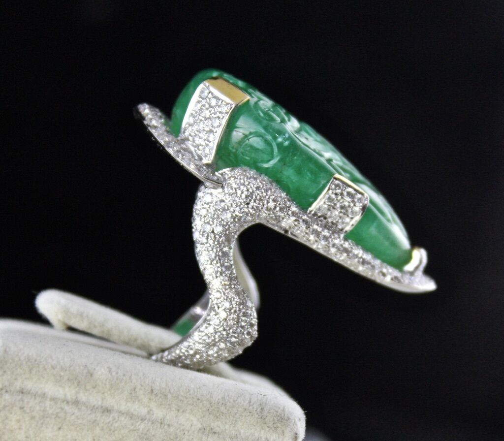 ESTATE NATURAL ZAMBIAN EMERALD CARVED DIAMOND 18K GOLD GEMSTONE STATEMENT RING