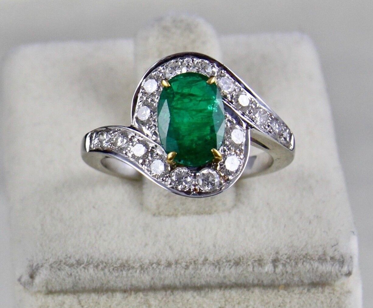 NATURAL ZAMBIAN EMERALD OVAL 1.50 CARATS GEMSTONE DIAMOND 18K GOLD LADIES RING