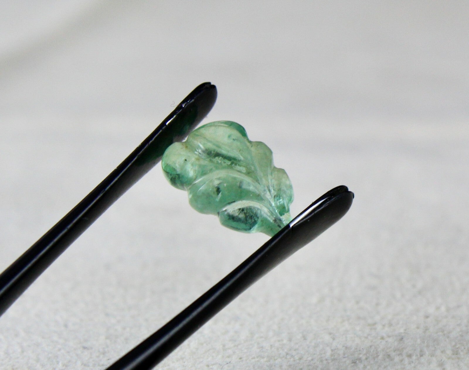 Natural Colombian Emerald Leaf Carving 3.89ct Gemstone For Pendant Ring