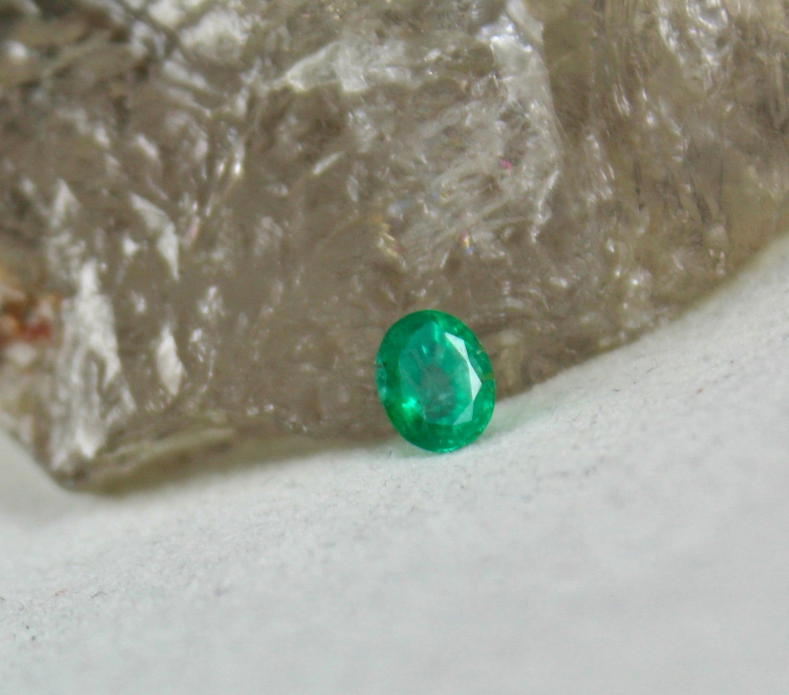 Certified Natural Emerald Oval 1.37 Ct Green Loose Gemstone For Ring Pendant