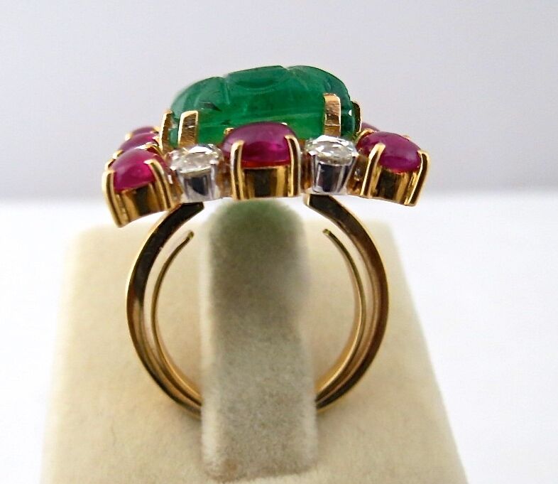 NATURAL ZAMBIAN EMERALD CARVED BURMA RUBY CABOCHON DIAMOND 18K GOLD CLASSIC RING