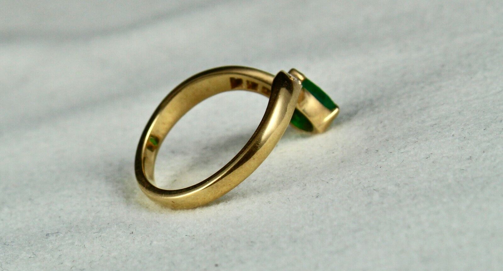 Vintage Natural Emerald Pear Cut Round Diamond 18K Yellow Gold Ladies Ring
