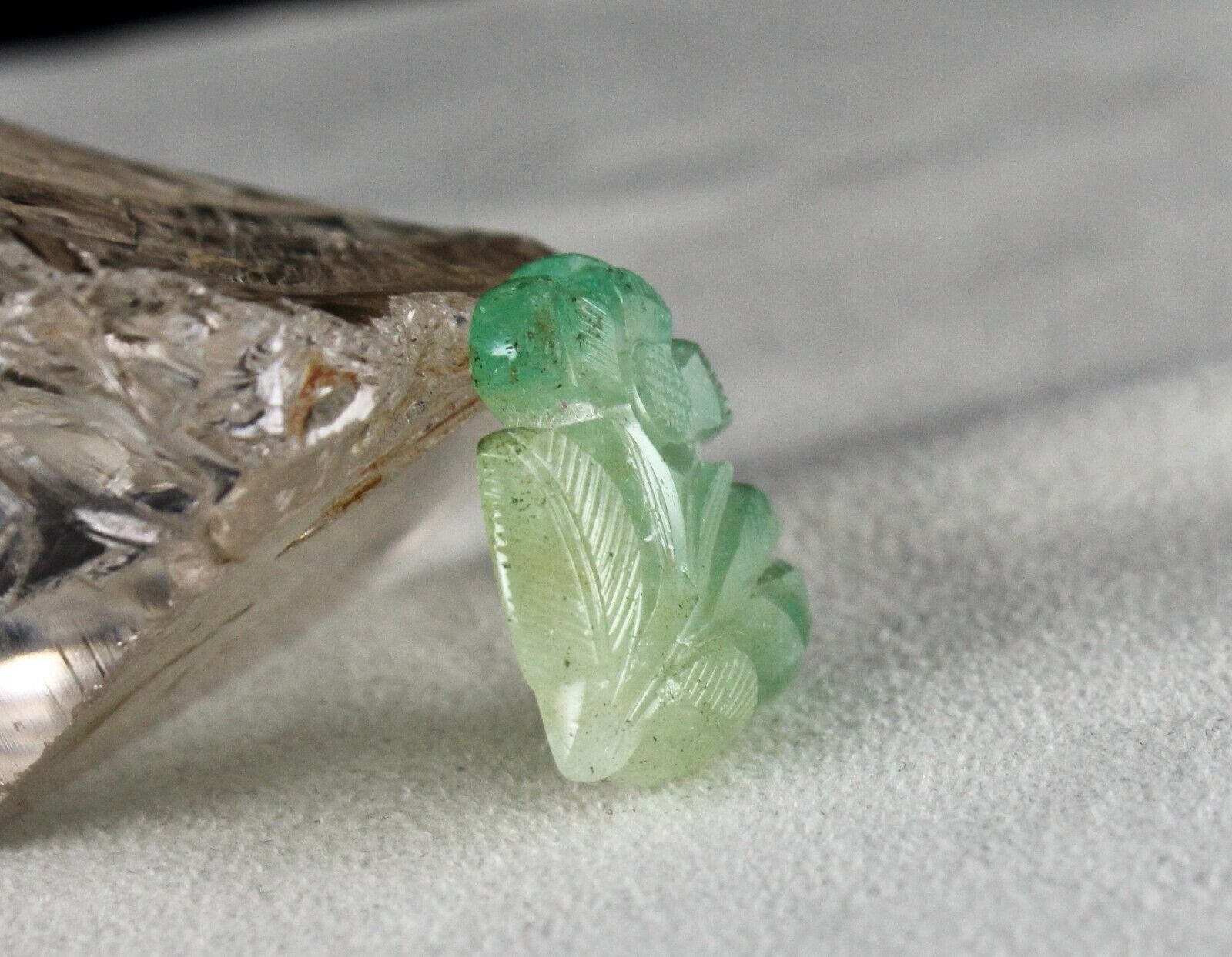 NATURAL COLOMBIAN EMERALD LEAF CARVED 27.55 CARATS GEMSTONE FOR RING & PENDANT