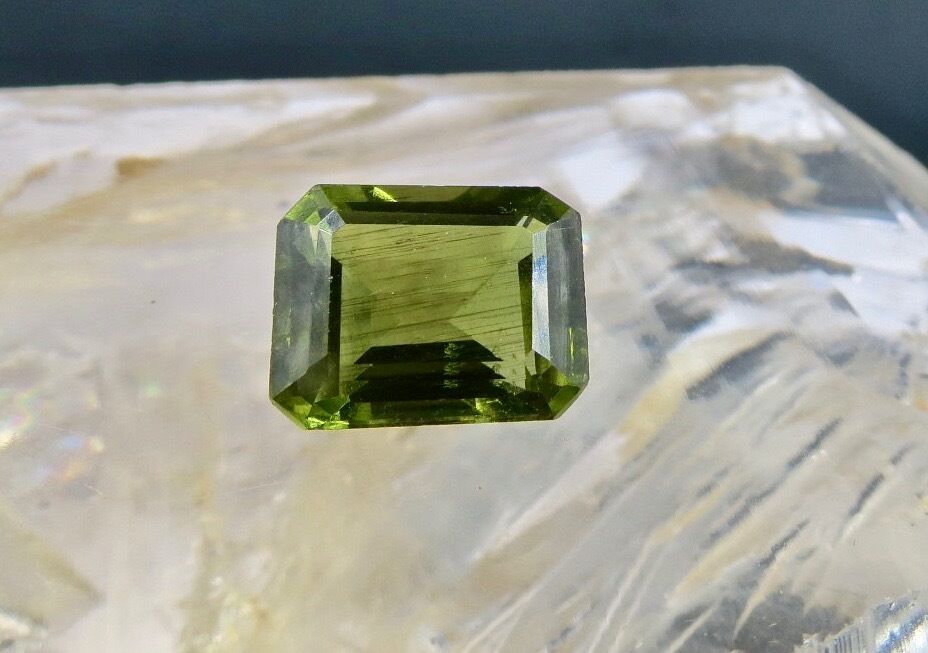 FINE NATURAL GREEN TOURMALINE OCTAGON CUT 9 CARATS GEMSTONE FOR RING PENDANT