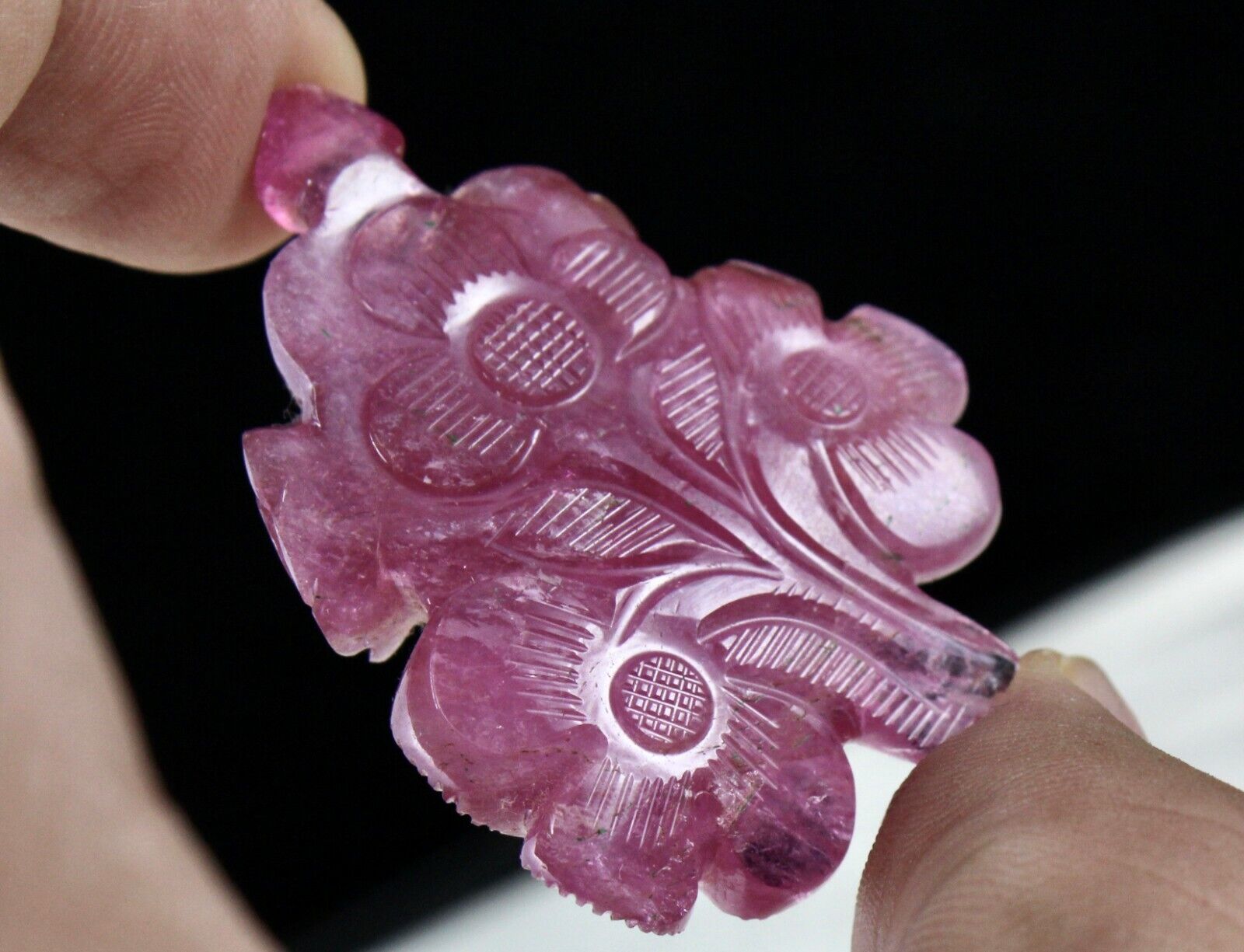 NATURAL PINKISH TOURMALINE CARVED FLOWER 103.90 CARATS OLD GEMSTONE PENDANT