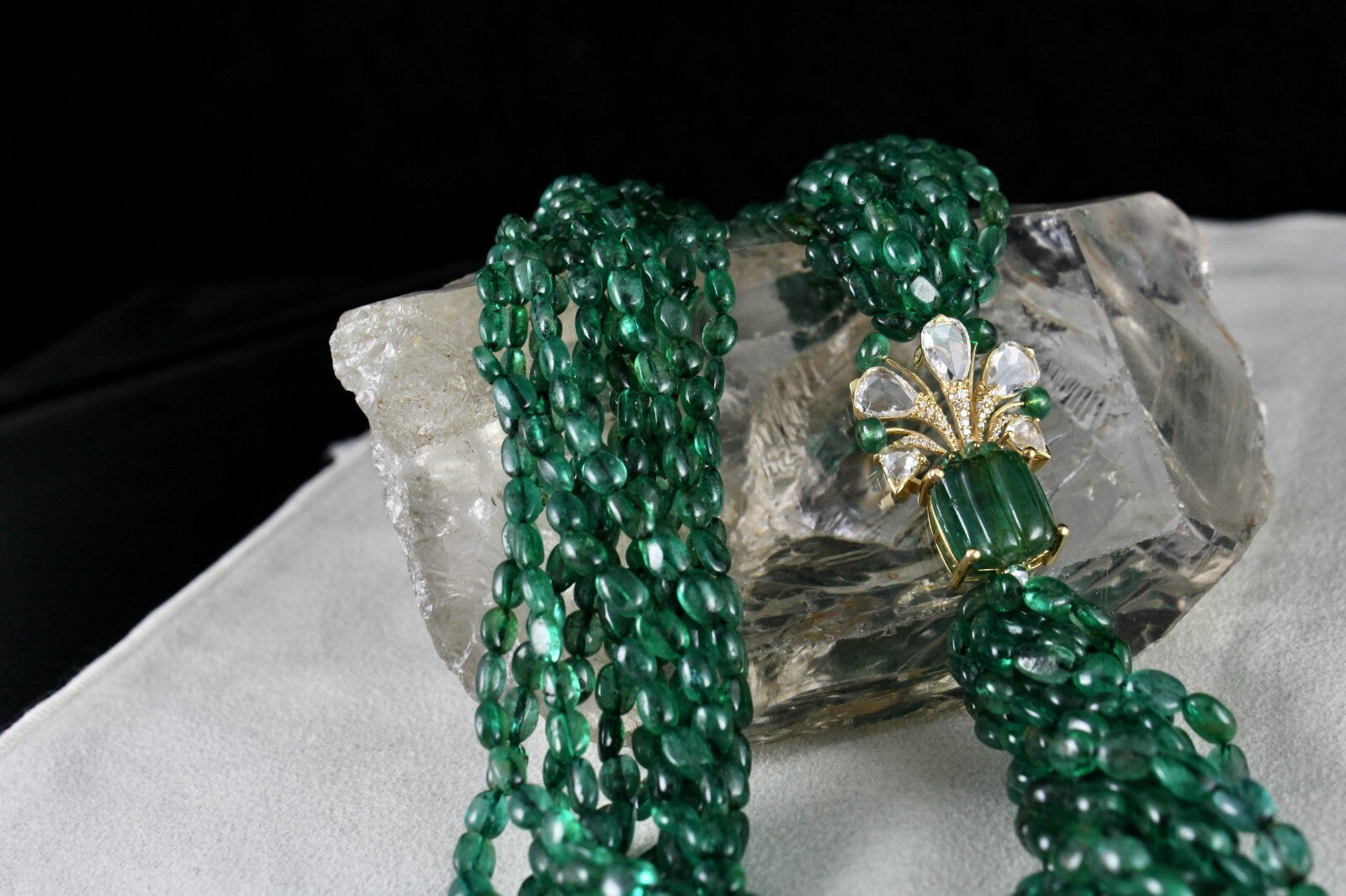 Certified Vintage Natural Emerald 673ct Beaded Natural Diamond 18k Gold Necklace