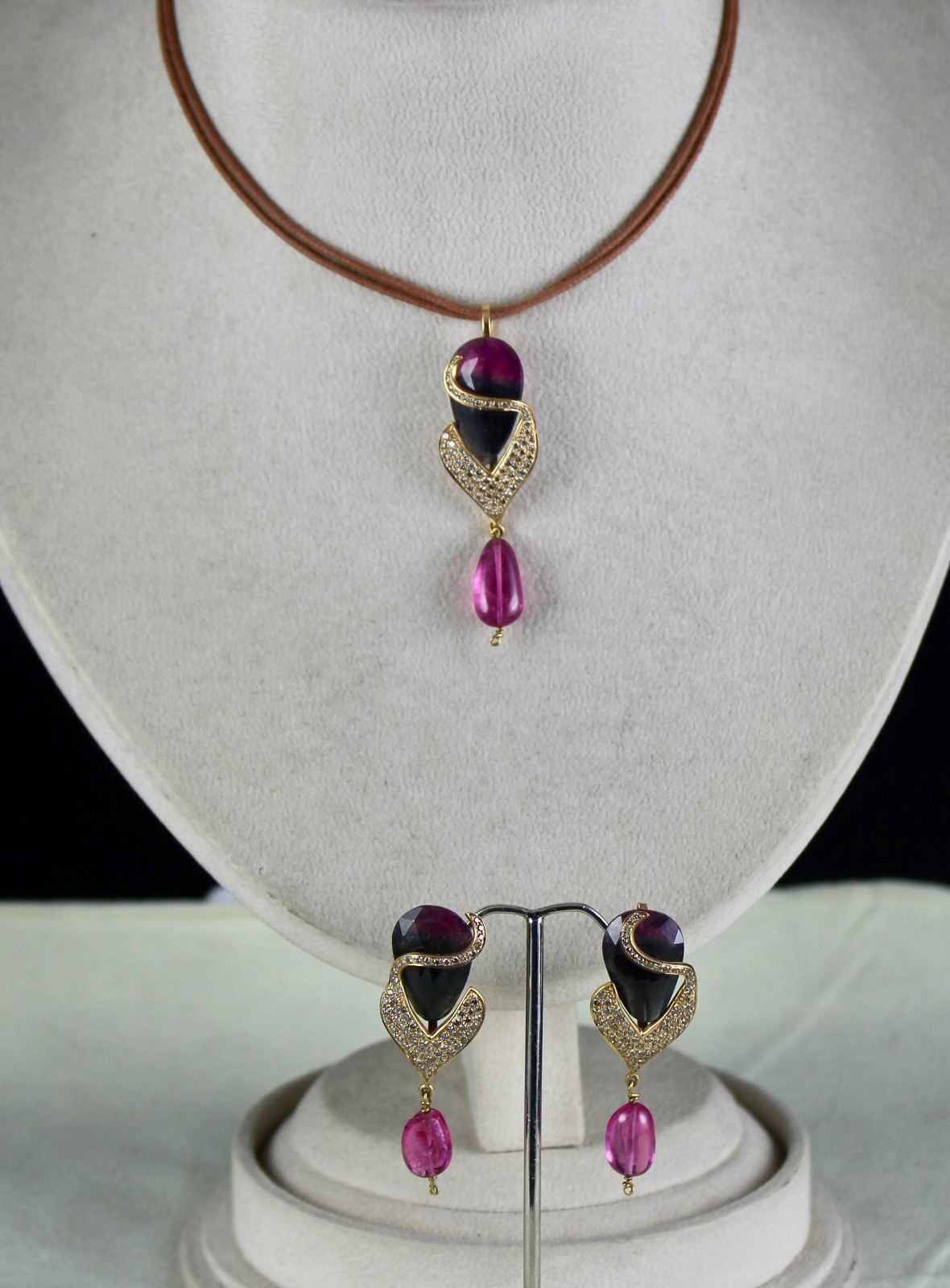 MULTI COLOUR TOURMALINE CABOCHON DIAMOND 18K GOLD PENDANT EARRING NECKLACE SET