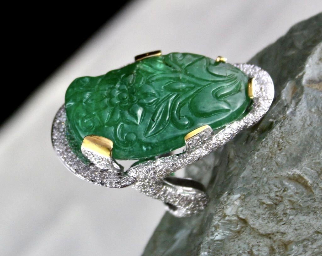 ESTATE NATURAL ZAMBIAN EMERALD CARVED DIAMOND 18K GOLD GEMSTONE STATEMENT RING