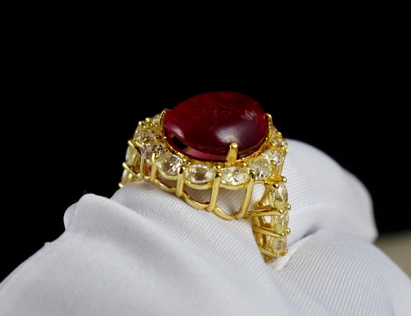 Natural Old Red Spinel Cabochon Mutual Yellow Diamond 18k Gold Vintage Ring