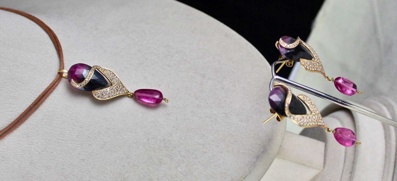MULTI COLOUR TOURMALINE CABOCHON DIAMOND 18K GOLD PENDANT EARRING NECKLACE SET