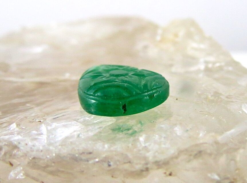 Natural Zambia Emerald Pear Carved 7.45 Ct Loose Gemstone For Ring Pendant
