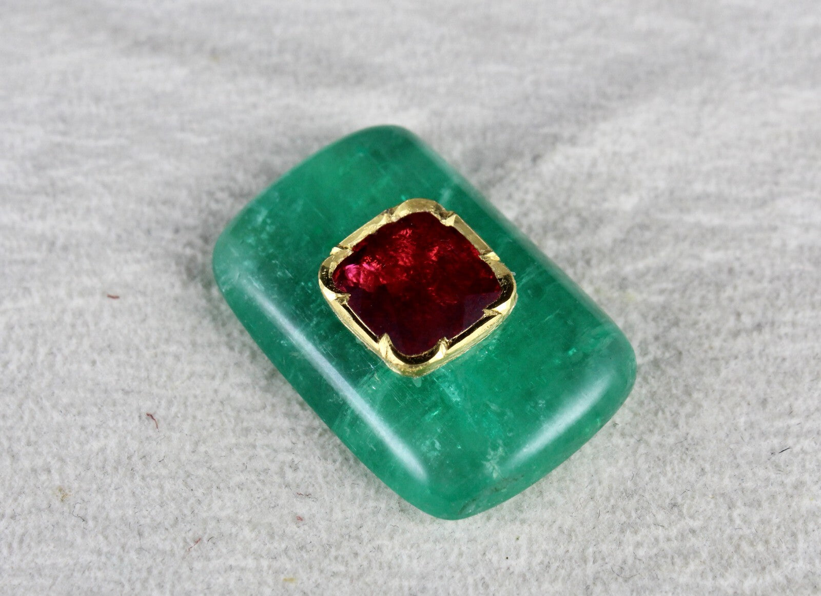 Certified Emerald 47.61 Ct Cabochon Red Spinel 18k Gold Gemstone Ring