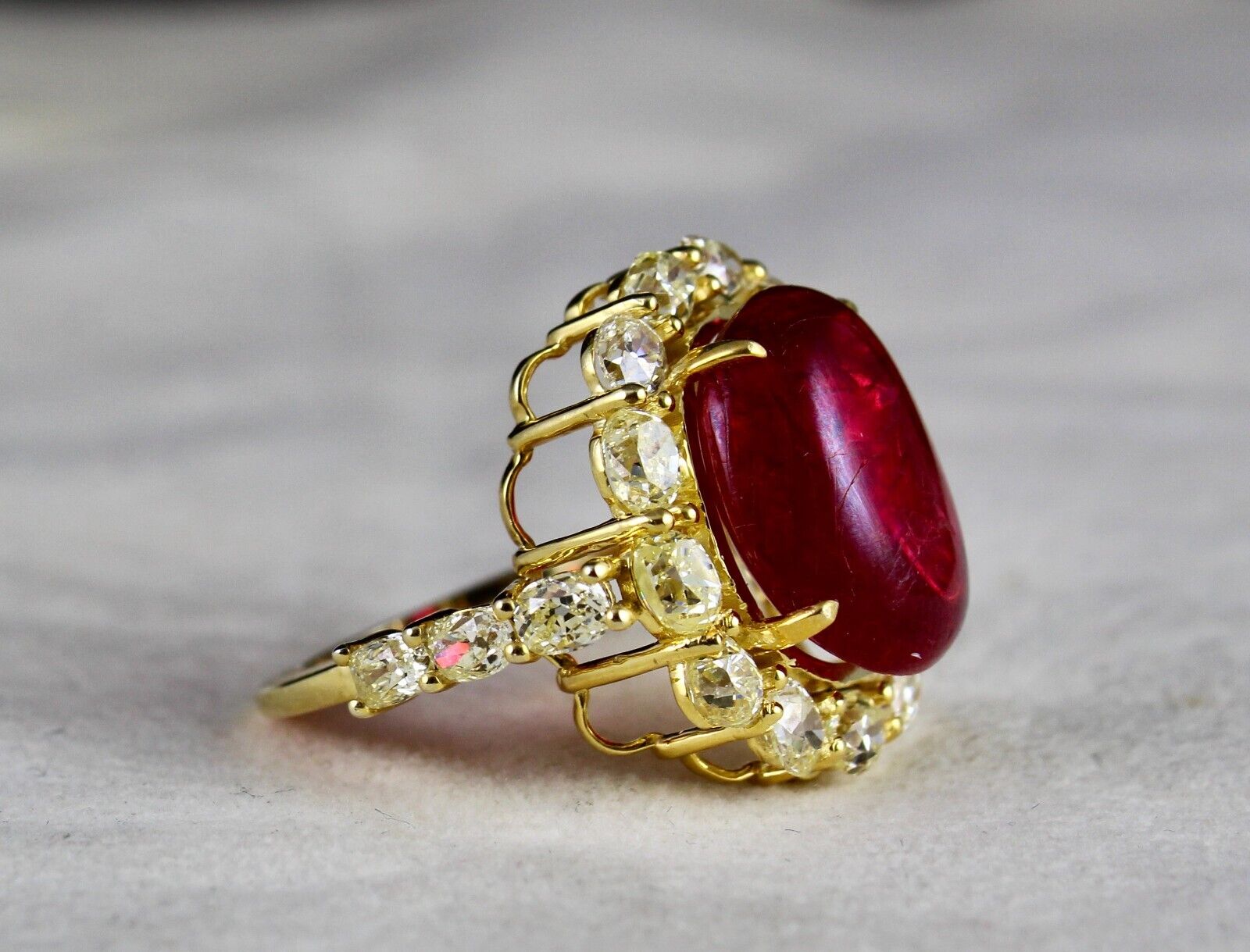 Natural Old Red Spinel Cabochon Mutual Yellow Diamond 18k Gold Vintage Ring