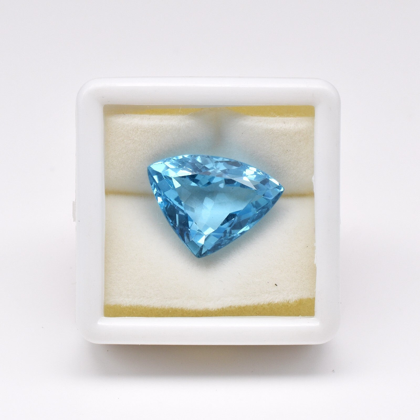 Swiss Blue Topaz Triangle Cut 22.41 Ct Loose Gemstone For Ring Pendant