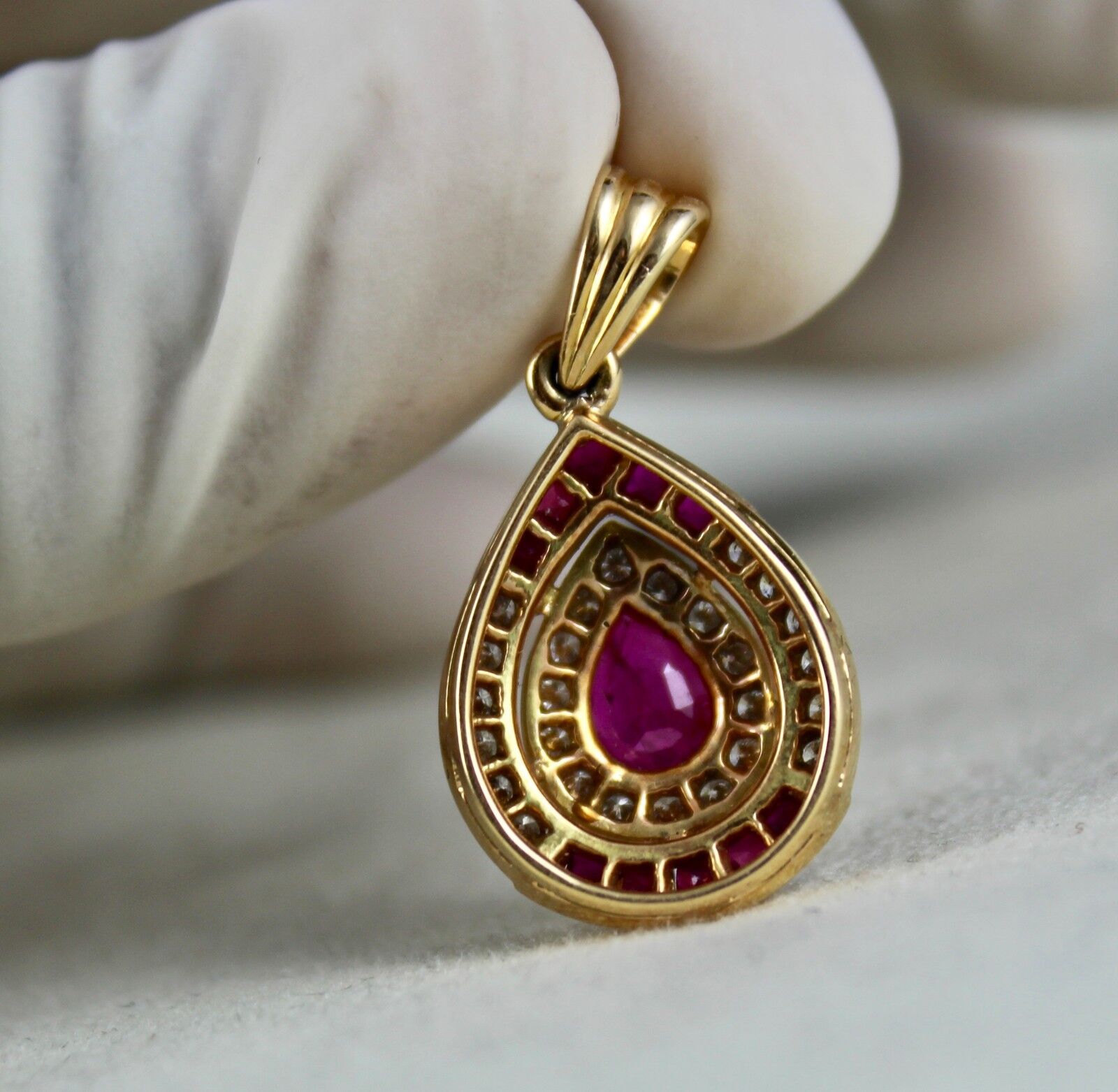 OLD EXCLUSIVE NATURAL HEATED RUBY PEAR CUT DIAMOND PENDANT IN 18K YELLOW GOLD
