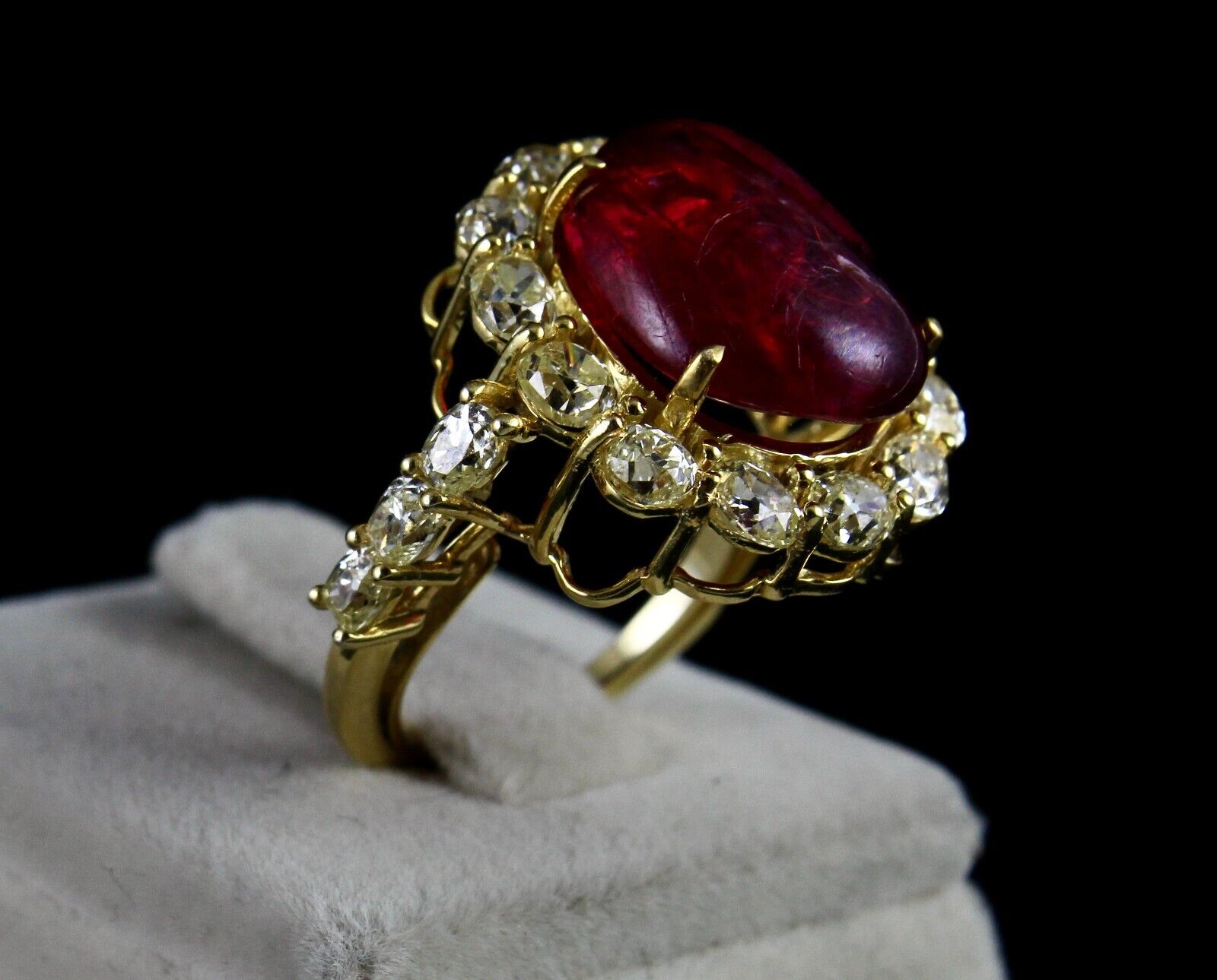 Natural Old Red Spinel Cabochon Mutual Yellow Diamond 18k Gold Vintage Ring