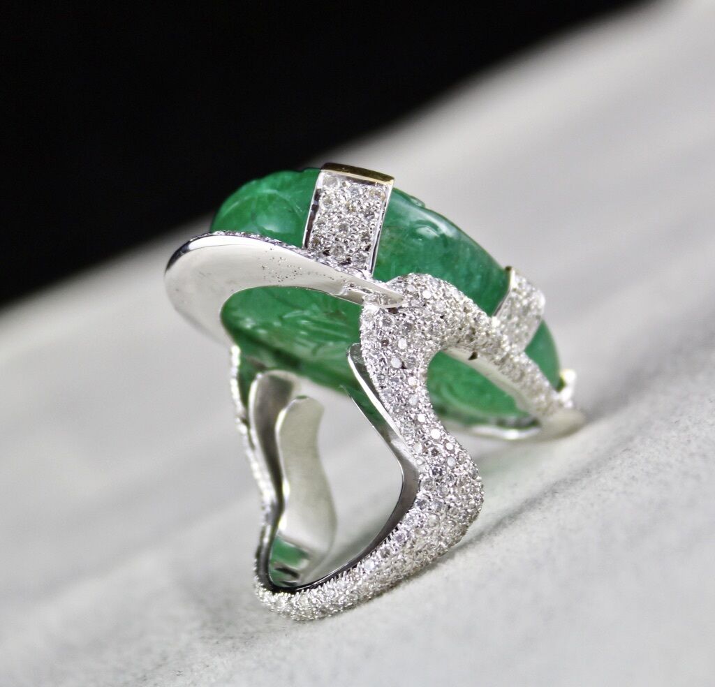 ESTATE NATURAL ZAMBIAN EMERALD CARVED DIAMOND 18K GOLD GEMSTONE STATEMENT RING