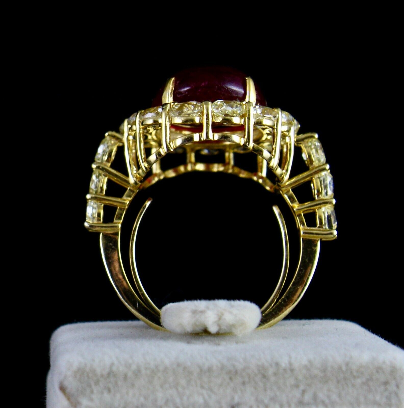 Natural Old Red Spinel Cabochon Mutual Yellow Diamond 18k Gold Vintage Ring