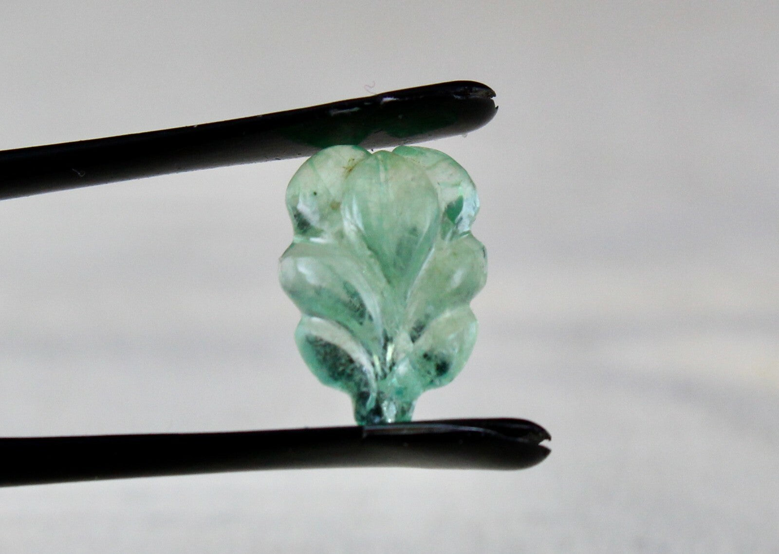 Natural Colombian Emerald Leaf Carving 3.89ct Gemstone For Pendant Ring