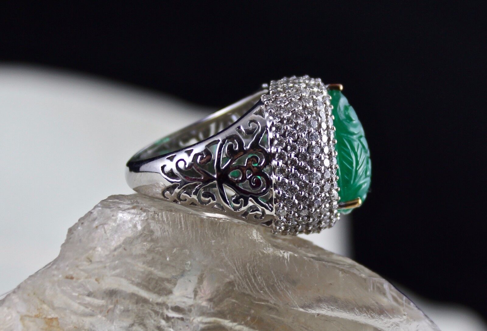 NATURAL ZAMBIAN EMERALD 10 CARATS PEAR CARVED WHITE DIAMOND LADIES 18K GOLD RING